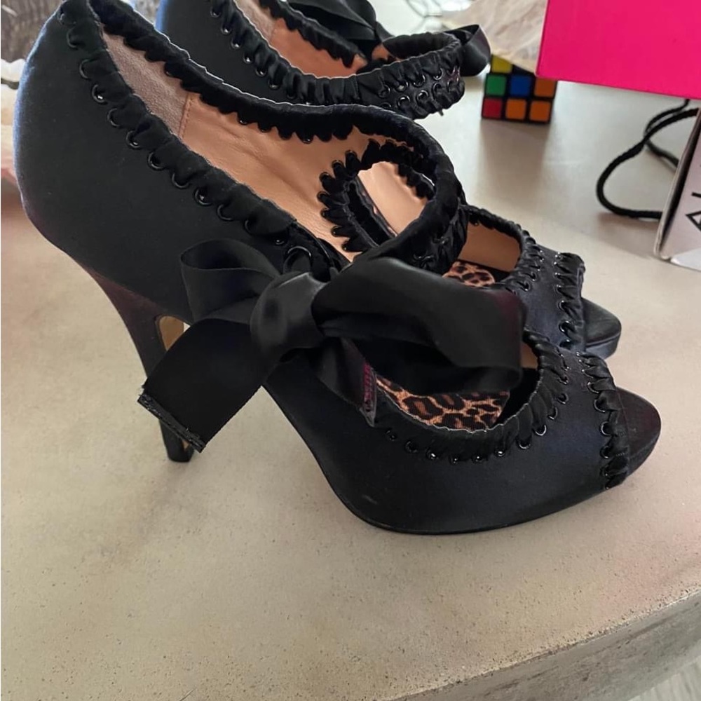 💥Brand new with box  Betsy Johnson shoes sz7 black satin side bow  😍